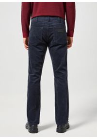 Wrangler - WRANGLER MĘSKIE SPODNIE SZTRUKSOWE GREENSBORO DARK NAVY 112358044 W15Q008616