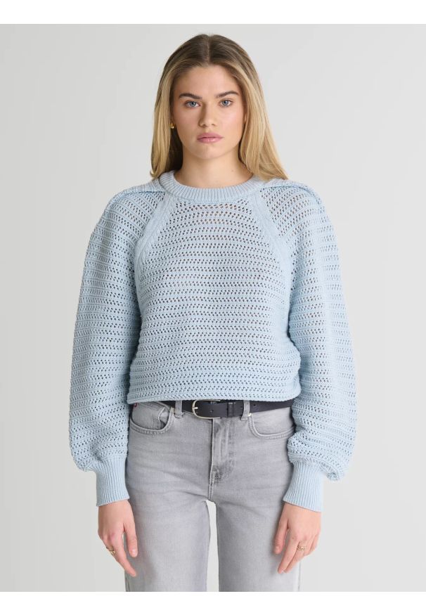 Big-Star - Sweter damski o ażurowym splocie błękitny Funia 400. Kolor: niebieski. Materiał: jeans. Długość rękawa: raglanowy rękaw. Wzór: ze splotem, ażurowy. Sezon: wiosna. Styl: klasyczny, elegancki
