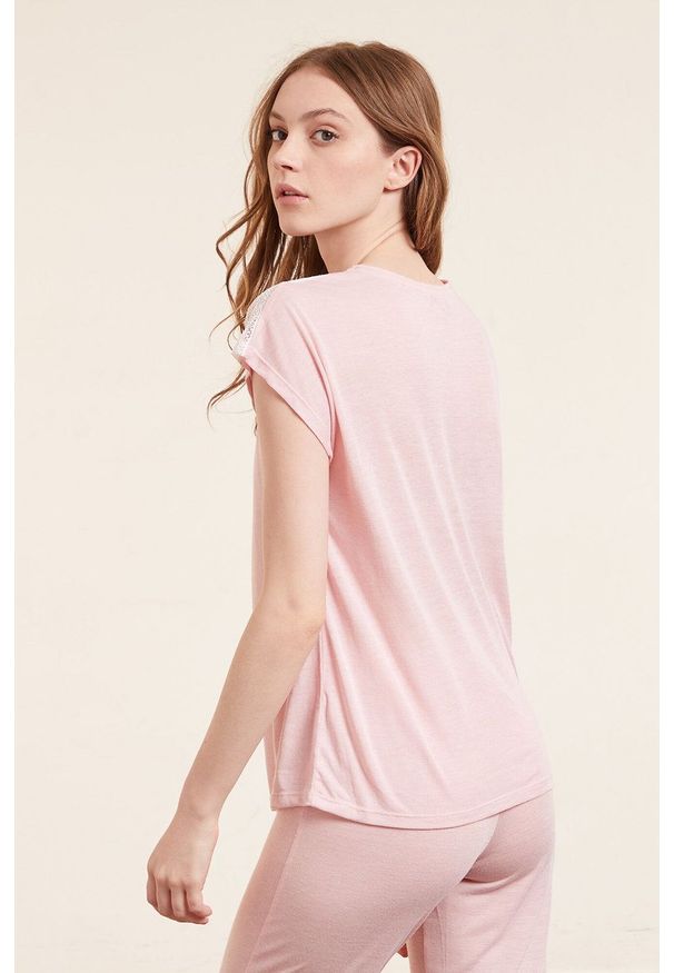 Etam T-shirt piżamowy kolor różowy. Kolor: różowy. Materiał: koronka, dzianina. Długość: krótkie