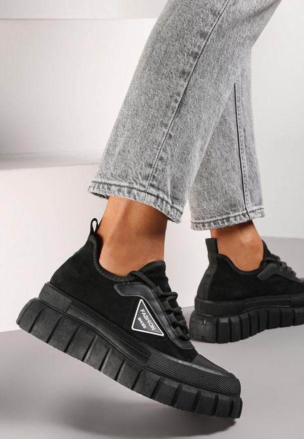 Renee - Czarne Sneakersy Christelle. Wysokość cholewki: przed kostkę. Nosek buta: okrągły. Kolor: czarny. Materiał: zamsz, materiał, guma. Szerokość cholewki: normalna. Wzór: moro, aplikacja. Obcas: na platformie. Styl: sportowy, militarny
