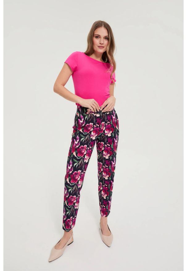 MOODO - Spodnie w kwiaty granatowe. Kolor: niebieski. Materiał: elastan, wiskoza, poliamid. Wzór: kwiaty