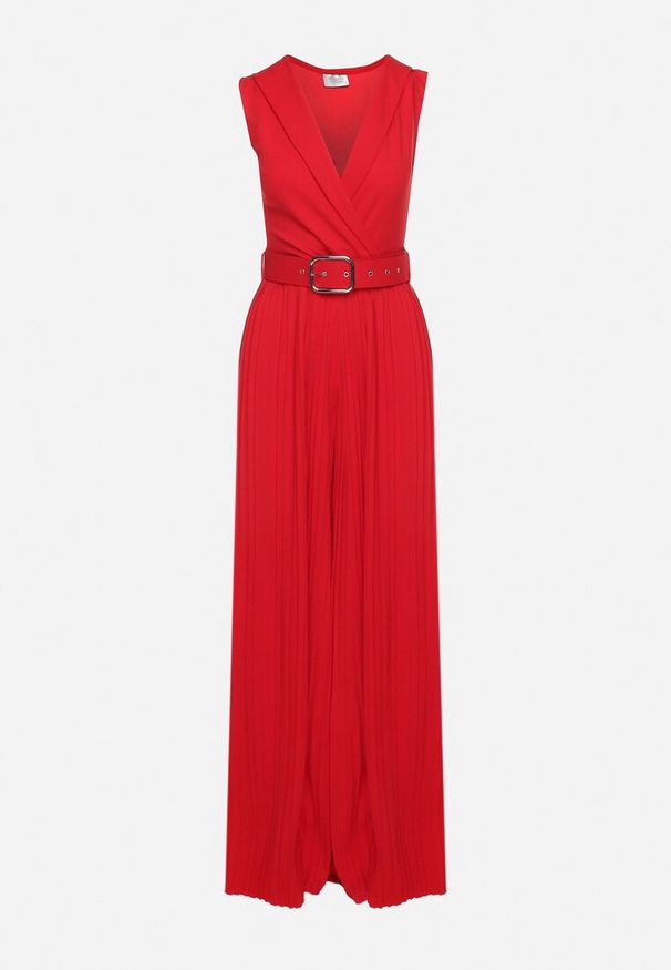 Born2be - Czerwony Kombinezon z Kopertową Górą i Szerokimi Nogawkami z Paskiem z Metalową Klamrą Lancilla. Okazja: na spotkanie biznesowe. Kolor: czerwony. Długość: długie. Styl: biznesowy, elegancki