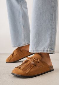 Born2be - Jasnobrązowe Płaskie Klapki Mule Zdobione Frędzlami i Kokardką z Koralikami Petlame. Okazja: na co dzień. Kolor: brązowy. Materiał: jeans, len. Wzór: aplikacja. Sezon: lato. Styl: boho, casual, elegancki #1