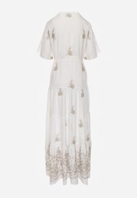 Renee - Biała Rozkloszowana Sukienka Boho z Wiskozy Zdobiona Haftem i Wiązaniem Falvania. Okazja: na co dzień, na randkę. Typ kołnierza: dekolt w kształcie V. Kolor: biały. Materiał: wiskoza. Wzór: haft, aplikacja. Styl: boho #7