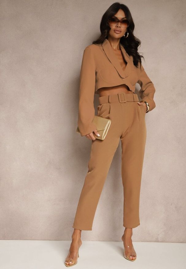 Renee - Brązowe Spodnie z Paskiem Eudeaa. Kolor: brązowy. Materiał: materiał. Długość: długie. Wzór: jednolity. Styl: elegancki