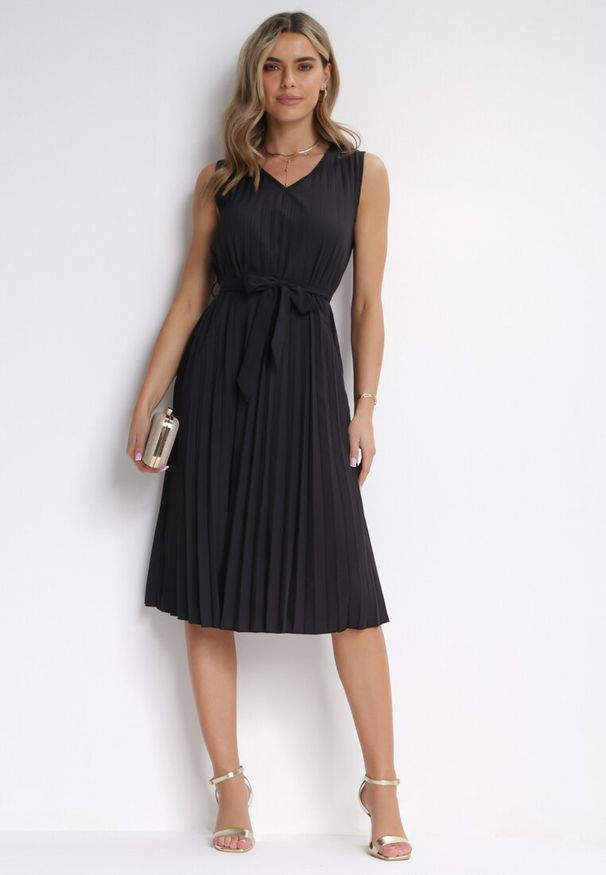 Born2be - Czarna Plisowana Sukienka Midi z Rozkloszowanym Dołem i Materiałowym Paskiem Katinka. Kolor: czarny. Materiał: materiał. Długość: midi