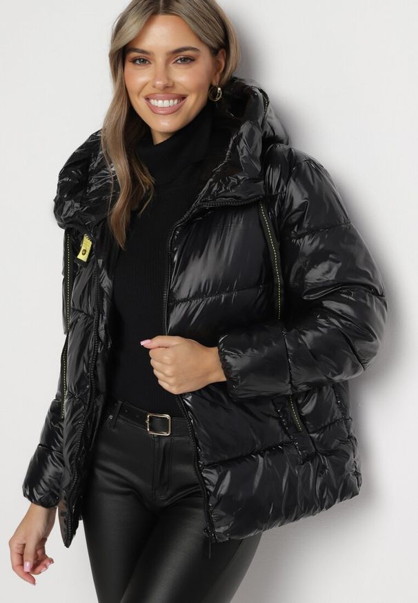 Born2be - Czarna Pikowana Kurtka z Połyskiem Arceka. Okazja: na co dzień. Kolor: czarny. Materiał: jeans, materiał. Styl: elegancki, wizytowy, casual