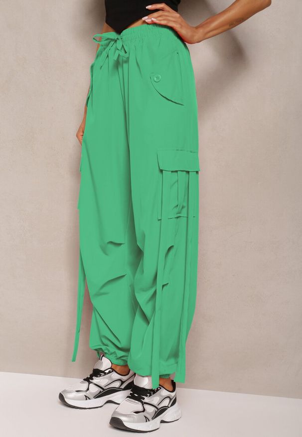Renee - Zielone Spodnie o Fasonie Luźnych Bojówek High Waist z Wiszącymi Sznurkami Urselle. Okazja: na co dzień. Stan: podwyższony. Kolor: zielony. Materiał: materiał. Styl: casual, elegancki