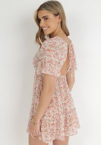 Born2be - Różowa Sukienka Myspheme. Typ kołnierza: dekolt w serek. Kolor: różowy. Materiał: tkanina. Długość rękawa: krótki rękaw. Wzór: kolorowy, kwiaty. Sezon: lato. Długość: mini #2