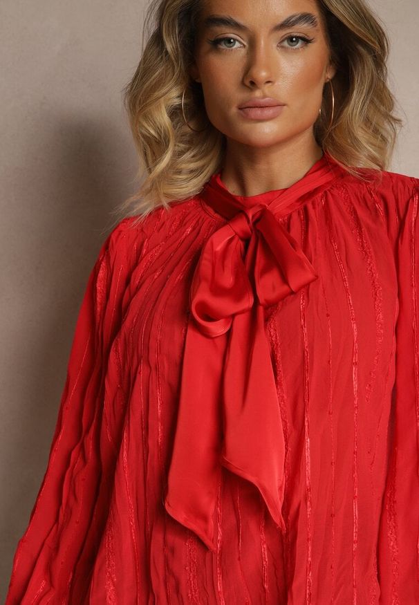 Renee - Czerwona Tłoczona Bluzka o Koszulowym Kroju z Ozdobnym Wiązaniem Sepalea. Okazja: na co dzień. Kolor: czerwony. Materiał: jeans. Długość rękawa: długi rękaw. Długość: długie. Styl: casual, elegancki