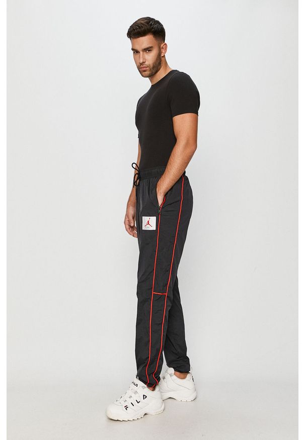 Jordan - Spodnie. Kolor: czarny. Materiał: tkanina, nylon, poliester. Wzór: aplikacja