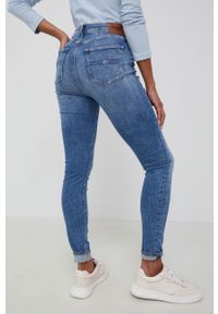 Tommy Jeans jeansy SYLVIA CE137 damskie high waist. Stan: podwyższony. Kolor: niebieski