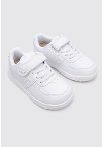 Buty do chodzenia dla dzieci Joma Harvard. Zapięcie: rzepy. Kolor: biały. Materiał: guma, materiał, skóra, syntetyk. Szerokość cholewki: normalna. Sport: turystyka piesza