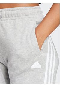 Adidas - adidas Spodnie dresowe Future Icons 3-Stripes IS3662 Szary Regular Fit. Kolor: szary. Materiał: bawełna, syntetyk