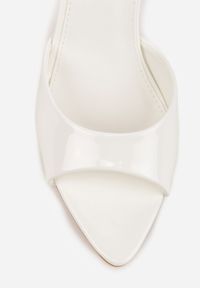 Renee - Białe Klapki Peep Toe na Szpilce ze Szpiczastym Noskiem Arinatia. Okazja: na co dzień, na imprezę. Nosek buta: otwarty. Kolor: biały. Sezon: lato. Obcas: na szpilce. Styl: casual, elegancki. Wysokość obcasa: średni #7