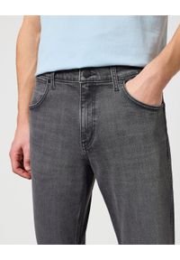 Wrangler - WRANGLER GREENSBORO MĘSKIE SPODNIE JEANSOWE JEANSY DŻINSY BLACKOUT W112353077 #4