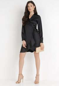 Born2be - Czarna Sukienka Satynowa Barbedeia. Typ kołnierza: dekolt w kształcie V. Kolor: czarny. Materiał: satyna. Wzór: aplikacja. Typ sukienki: kopertowe. Styl: elegancki. Długość: mini #6