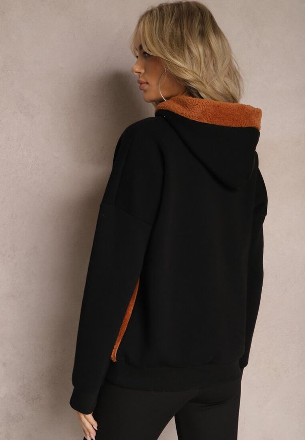 Renee - Czarna Bluza z Bawełny z Ozdobną Naszywką z Misiem i Polarowym Kapturem Hecatia. Typ kołnierza: kaptur. Kolor: czarny. Materiał: polar, bawełna. Wzór: aplikacja