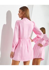 SELF PORTRAIT - Różowa sukienka mini z kokardą. Typ kołnierza: kokarda. Kolor: różowy, wielokolorowy, fioletowy. Materiał: wiskoza, materiał. Długość: mini #3