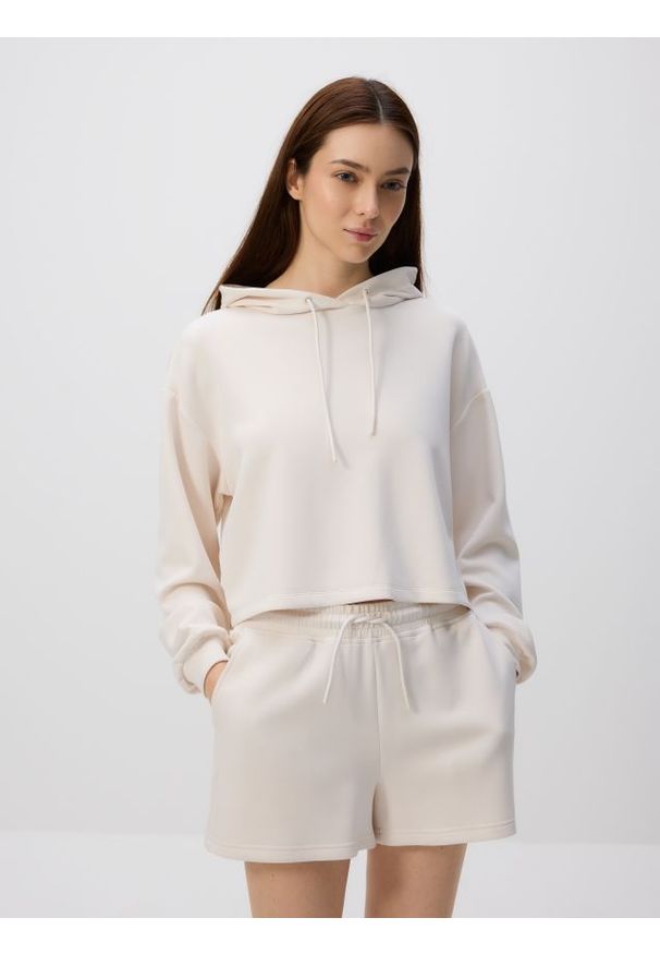 Reserved - Szorty z wiskozą - złamana biel. Materiał: wiskoza