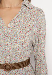 Born2be - Jasnoniebieska Sukienka Ampissa. Typ kołnierza: kołnierz z falbankami. Kolor: niebieski. Wzór: aplikacja, kwiaty, nadruk. Styl: klasyczny. Długość: midi #4