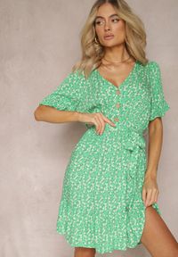 Renee - Jasnozielona Rozkloszowana Sukienka Wiskozowa Mini w Kwiatowy Print z Falbanką Taelle. Kolor: zielony. Materiał: wiskoza. Wzór: kwiaty, nadruk. Długość: mini #3