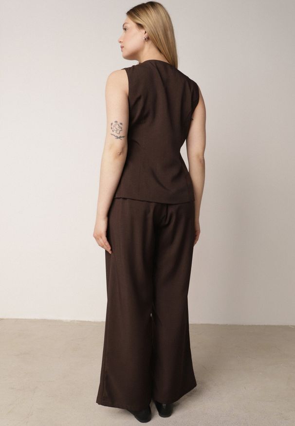 Born2be - Brązowy Komplet Garniturowy z Bawełną Kamizelka i Szerokie Spodnie Sererissa. Kolor: brązowy. Materiał: bawełna