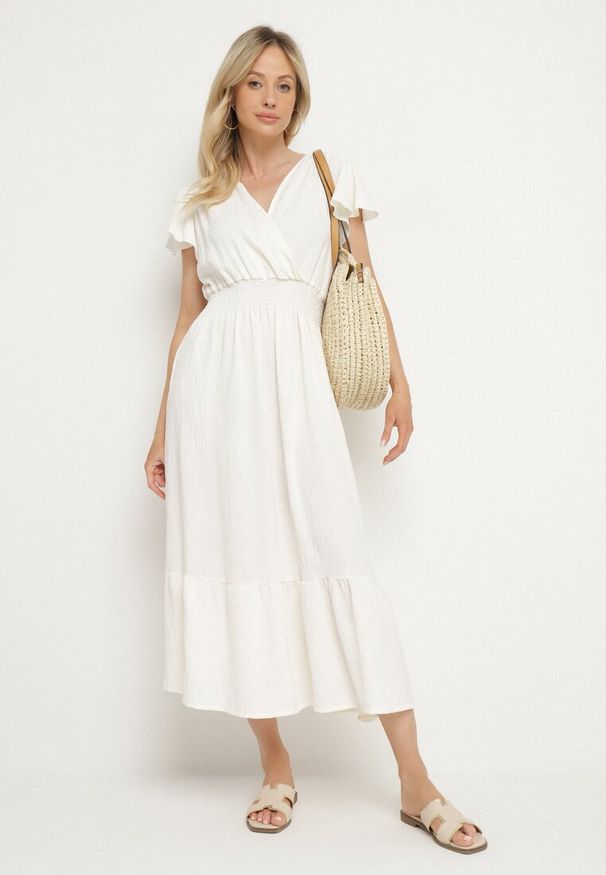 Born2be - Jasnobeżowa Sukienka o Rozkloszowanym Kroju z Kopertowym Dekoltem i Gumką w Talii Reiliana. Okazja: na co dzień, na imprezę. Typ kołnierza: dekolt kopertowy. Kolor: beżowy. Typ sukienki: kopertowe. Styl: elegancki, casual