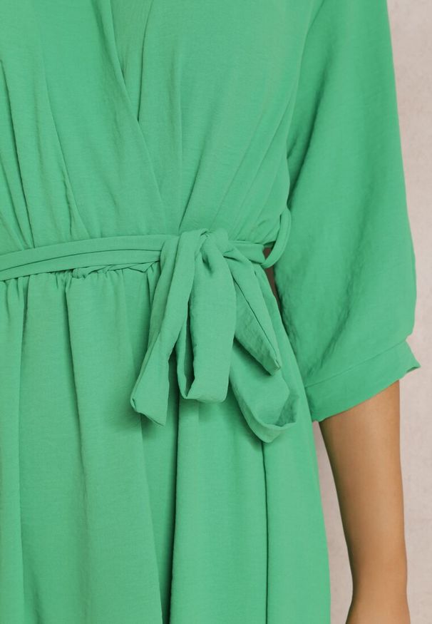 Renee - Zielona Sukienka Canopis. Typ kołnierza: dekolt kopertowy. Kolor: zielony. Materiał: tkanina, materiał. Typ sukienki: kopertowe. Styl: elegancki. Długość: midi