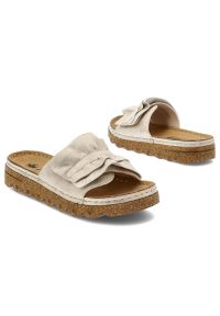 Klapki damskie Rieker, na platformie z eko skóry z wygodnymi wkładkami i ozdobnymi falbanami, beżowe, V8763-60. Kolor: beżowy. Materiał: skóra. Wzór: aplikacja. Sezon: lato. Obcas: na platformie. Styl: elegancki #7
