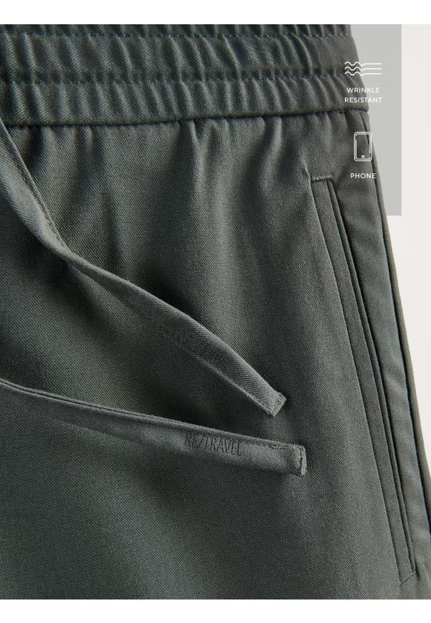 Reserved - Spodnie joggery - ciemnozielony. Kolor: zielony. Materiał: tkanina, wiskoza