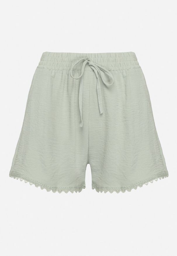 Born2be - Jasnozielone Luźne Szorty z Wiskozą i Bawełną Ozdobione Koronką i Gumką w Pasie Yalivia. Okazja: na plażę, na co dzień. Kolor: zielony. Materiał: wiskoza, bawełna, koronka. Wzór: aplikacja, koronka. Sezon: lato. Styl: casual, elegancki