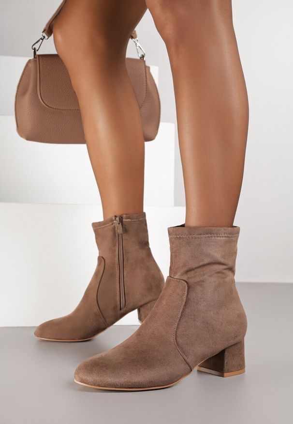 Renee - Brązowe Botki Vices na Słupku Ozdobione Przeszyciem Ariske. Okazja: na co dzień. Kolor: brązowy. Wzór: aplikacja. Obcas: na słupku. Styl: casual, elegancki