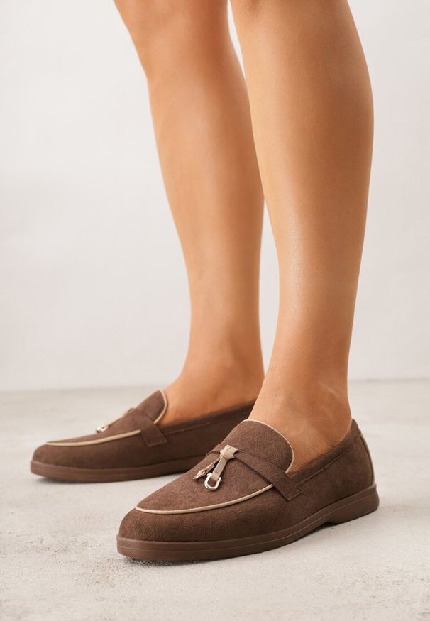 Born2be - Brązowe Mokasyny z Imitacji Zamszu Zdobione Aplikacją z Zawieszkami Peleg. Okazja: do pracy, na spotkanie biznesowe. Kolor: brązowy. Materiał: zamsz. Wzór: aplikacja. Styl: biznesowy, elegancki