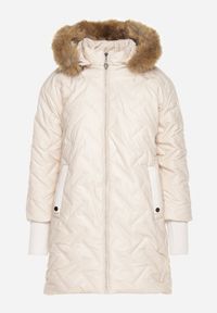 Born2be - Jasnobeżowa Pikowana Kurtka z Odpinanym Kapturem i Futerkiem Ozdobiona Ściągaczami Ellonaria. Okazja: na co dzień, na spacer. Kolor: beżowy. Materiał: futro. Wzór: aplikacja. Sezon: zima. Styl: casual, elegancki #3