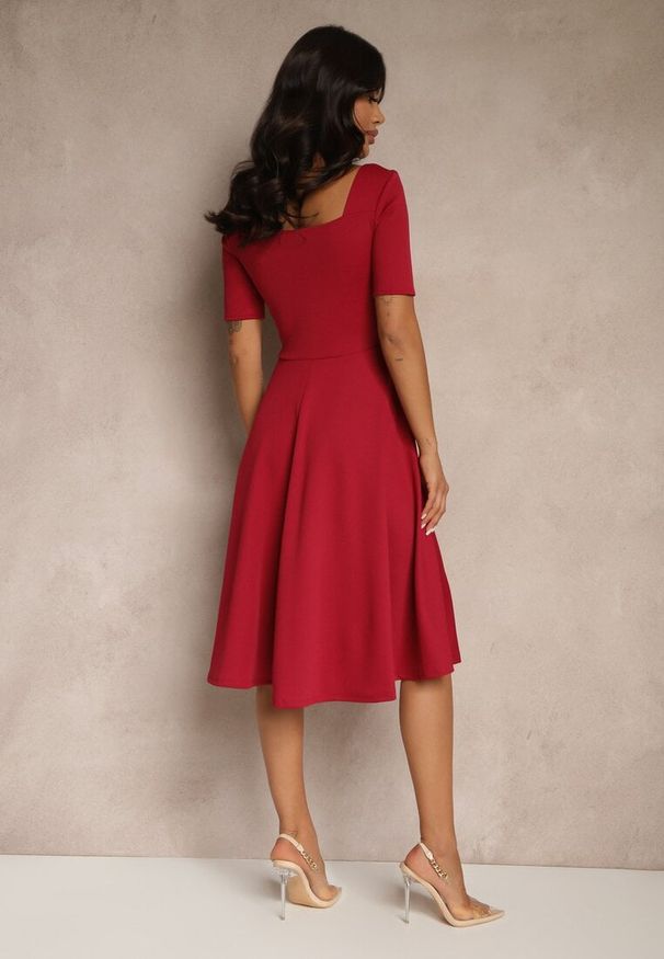 Renee - Bordowa Rozkloszowana Sukienka z Dekoltem w Serce Neriliane. Okazja: na imprezę. Kolor: czerwony. Długość rękawa: krótki rękaw. Sezon: lato. Typ sukienki: rozkloszowane. Styl: elegancki, klasyczny