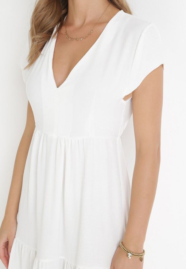 Born2be - Biała Sukienka Midi Rozkloszowana z Falbanką Sanissa. Okazja: na co dzień. Kolor: biały. Styl: casual, klasyczny. Długość: midi