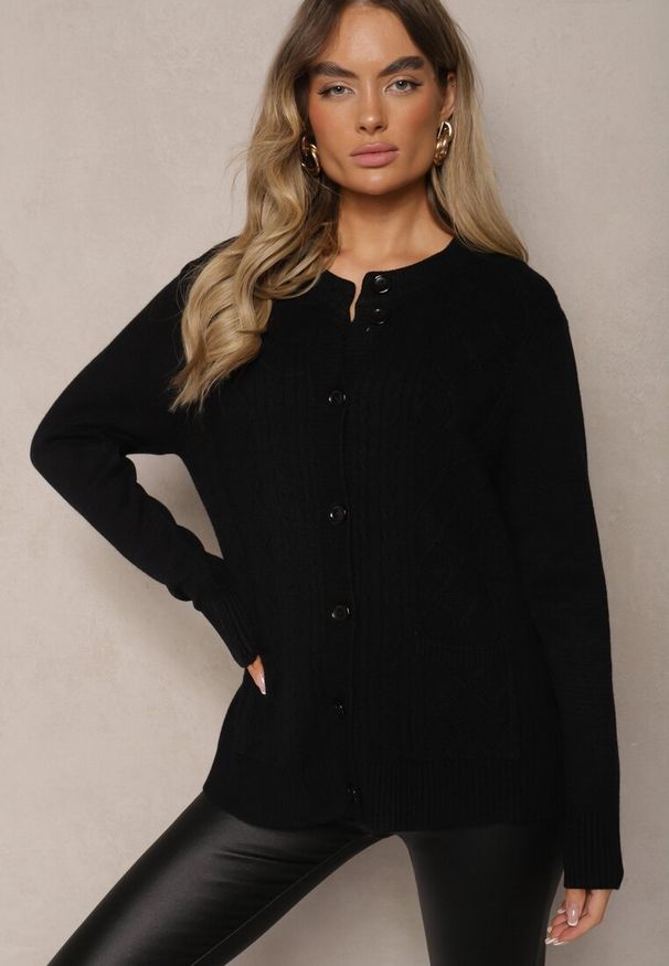 Renee - Czarny Casualowy Kardigan z Bawełną z Kieszonkami Ozdobiony Tłoczeniem Mevanille. Okazja: na co dzień. Kolor: czarny. Materiał: bawełna. Długość rękawa: długi rękaw. Długość: długie. Wzór: aplikacja. Styl: casual