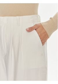 Calvin Klein Jeans Spodnie materiałowe J20J223917 Écru Relaxed Fit. Materiał: wiskoza #3