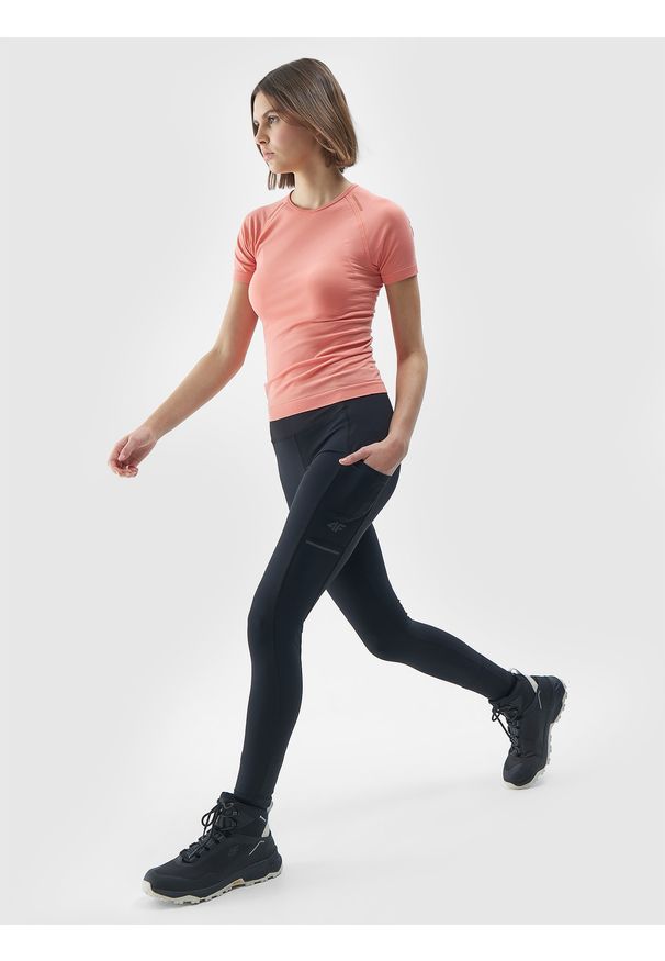 4f - 4F Spodnie do biegania w terenie szybkoschnące damskie - czarne S. Stan: podwyższony. Kolor: czarny. Materiał: dzianina, materiał, syntetyk, włókno, elastan, tkanina. Długość: do kostek. Wzór: jednolity, gładki, ze splotem, kolorowy. Sport: bieganie, fitness