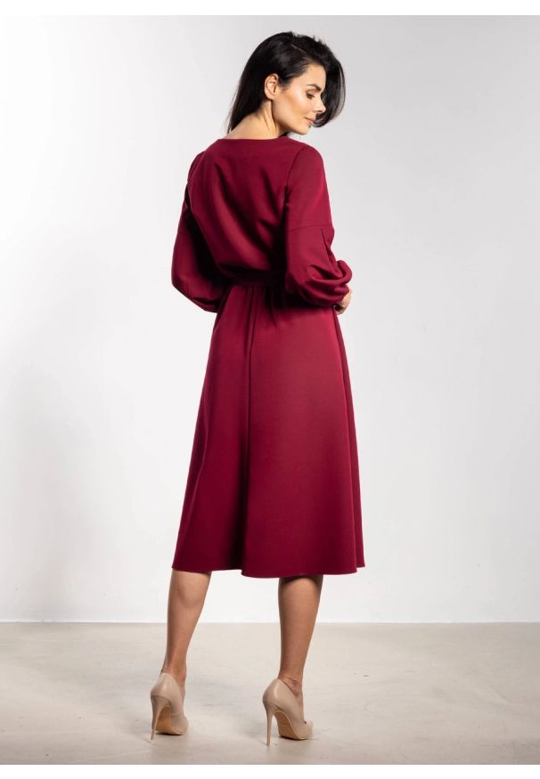 Infinite You - Elegancka sukienka rozkloszowana z długim rękawem bordowa. Kolor: czerwony, czarny, brązowy. Długość rękawa: długi rękaw. Styl: elegancki