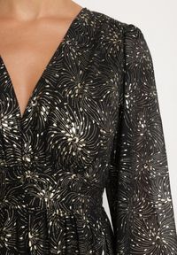 Born2be - Czarna Sukienka o Rozkloszowanym Kroju z Gumką w Talii Zdobiona Metalicznym Nadrukiem Venalenne. Typ kołnierza: dekolt w kształcie V. Kolor: czarny. Materiał: skóra. Wzór: aplikacja, nadruk. Typ sukienki: rozkloszowane. Styl: elegancki #7