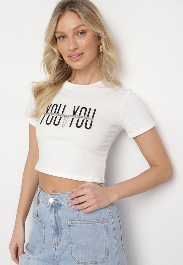 Born2be - Biały Bawełniany T-shirt z Napisem i Łańcuchem Olimelia. Kolor: biały. Materiał: bawełna. Wzór: napisy