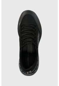 Calvin Klein Jeans sneakersy kolor czarny. Nosek buta: okrągły. Zapięcie: sznurówki. Kolor: czarny. Materiał: materiał