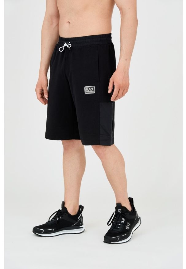 EA7 Emporio Armani - EA7 Męskie czarne shorty ze wstawkami. Kolor: czarny. Materiał: bawełna. Długość: krótkie