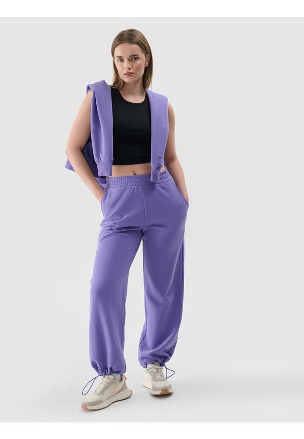 4f - 4F Spodnie dresowe oversize damskie - fioletowe XL. Kolor: fioletowy. Materiał: dresówka. Wzór: gładki, ze splotem