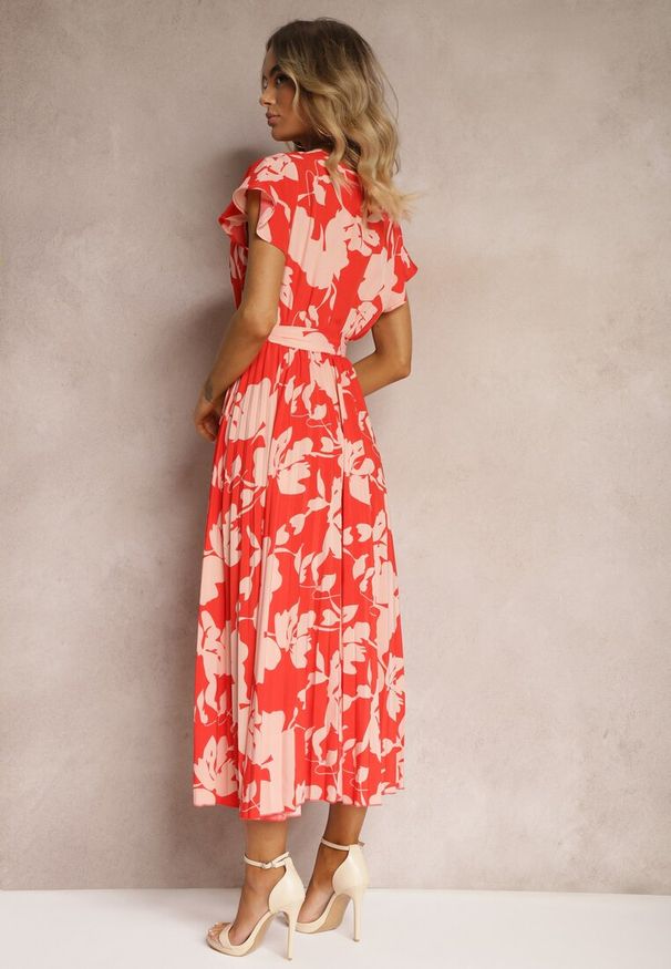 Renee - Czerwona Kopertowa Plisowana Sukienka Koktajlowa z Gumką i Paskiem w Talii Benelsea. Typ kołnierza: dekolt w kształcie V. Kolor: czerwony. Materiał: materiał. Typ sukienki: kopertowe. Styl: wizytowy