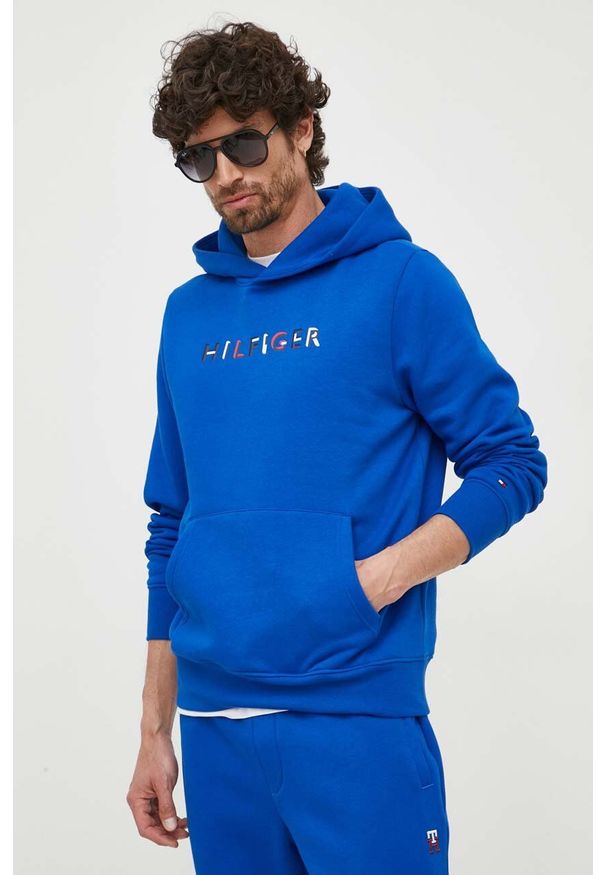 TOMMY HILFIGER - Tommy Hilfiger bluza męska kolor niebieski z kapturem wzorzysta. Typ kołnierza: kaptur. Kolor: niebieski. Materiał: bawełna, dzianina. Długość rękawa: długi rękaw. Długość: długie