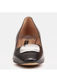 Marco Shoes Czółenka z metalicznym obcasem i płaską ozdobą chromowaną czarne. Kolor: czarny. Wzór: aplikacja. Obcas: na obcasie #10