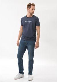 Volcano - T-shirt w sportowym stylu T-ENDE. Kolekcja: plus size. Kolor: niebieski. Materiał: skóra, włókno, dresówka, bawełna, materiał. Długość rękawa: krótki rękaw. Długość: krótkie. Wzór: napisy, gładki, nadruk. Sezon: lato, zima. Styl: sportowy